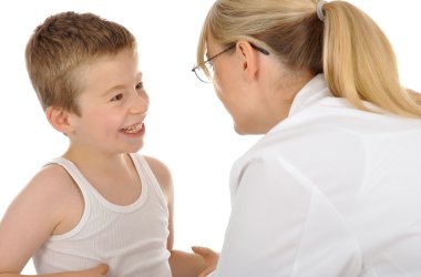 Ärztin untersucht kleinen Jungen